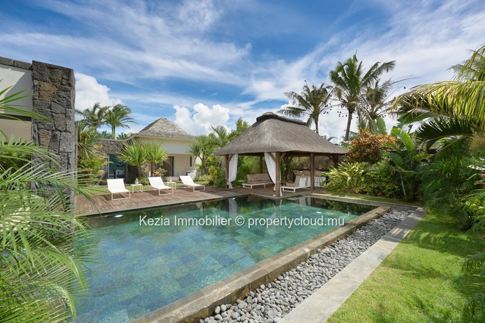 Lush Balinese villa with exceptional volumes