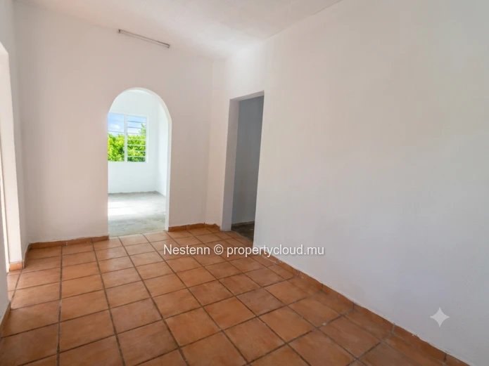 Villa traditionnelle avec 1 chambre, piscine privée, garage et grand jardin. Nécessite des travaux de rénovation. Pro...