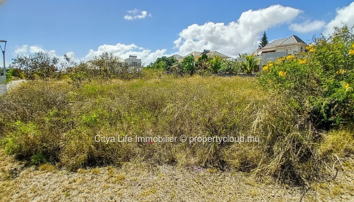 Residential plot with sea and mountain views in Flic en flac