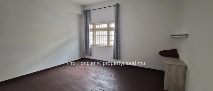 Commercial space for rent in Curepipe – with apartments on a busy main road