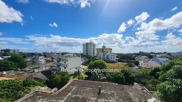 Appartement contemporain de 3 chambres à Rose Hill, climatisation, ascenseur privé et à proximité des commodités. Un ...