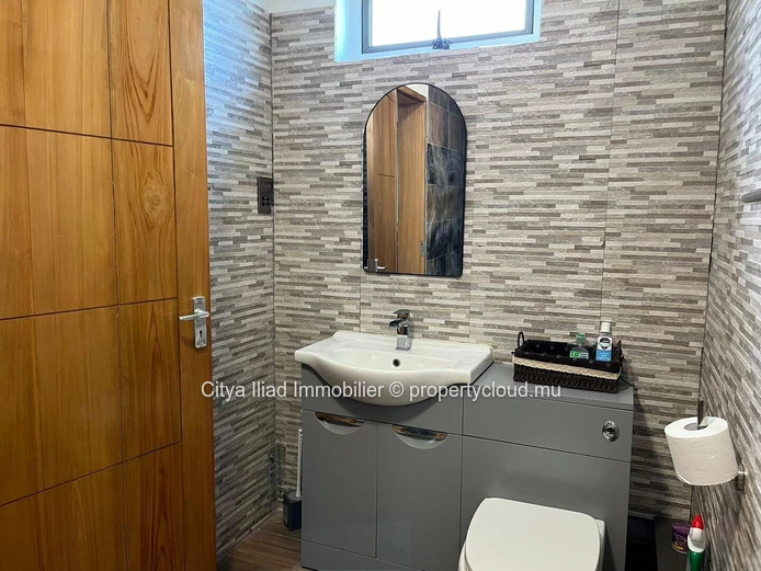Appartement 2 Chambres en Suite - Complexe Résidentiel Sécurisé, Proche de la Plage de Mon Choisy