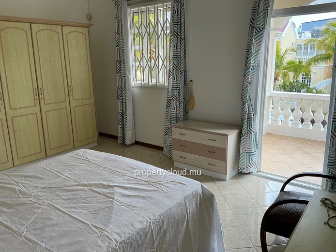 FOR RENT, charming duplex villa in a secure complex, 2 minutes from the public beach, Pereybere