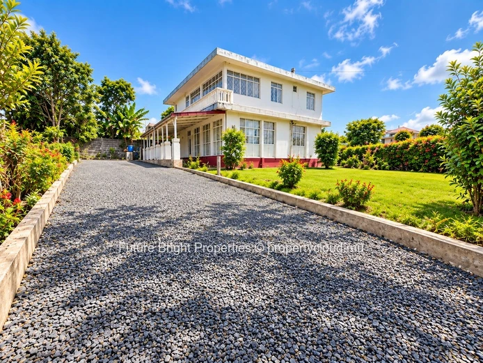  Large 8-Bedroom Property with Exceptional Residential & Commercial Potential