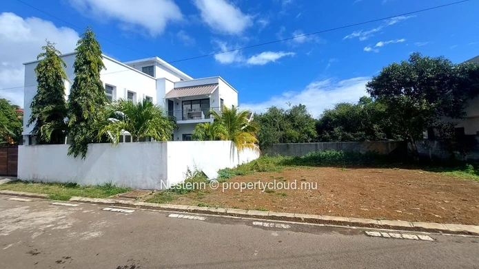 Commercial space for rent in Mon Choisy – Prime location near the golf course