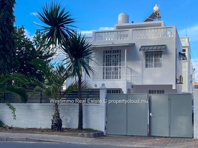 Exclusive - Furnished house facing the beach for rent in Flic en Flac