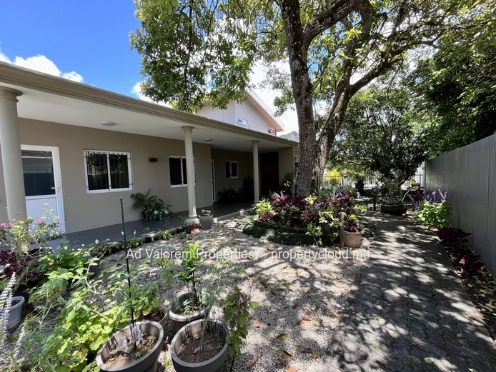 À vendre – Maison familiale avec piscine et écrin de verdure à Moka