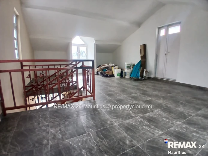 Spacious 5-Bedroom Family Home with Stunning Mountain Views