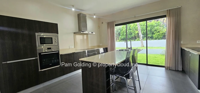 Villa de 4 chambres à vendre à Pereybère, acceptant les animaux | Piscine privée & garage