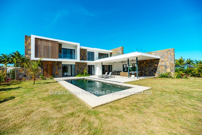 Modern 4-bedroom villa with golf view and private pool at Azuri Village – Mauritius