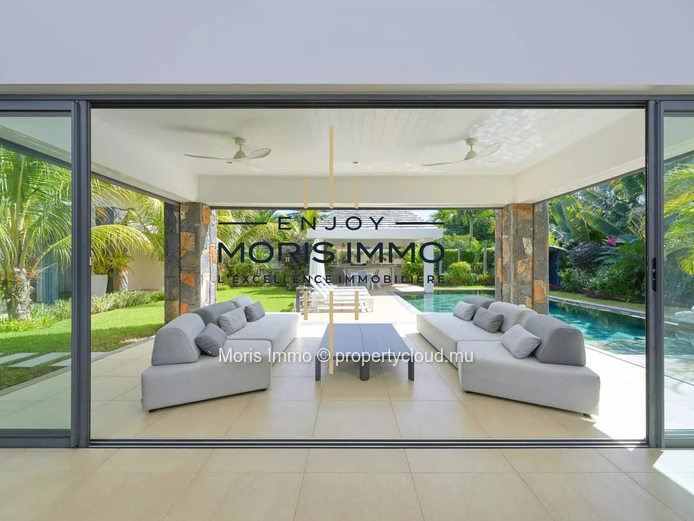 Stunning modern 4-bedroom villa with swimming pool