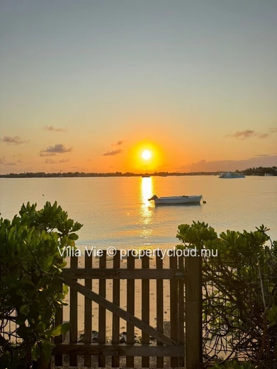 Grand Baie - Beachfront 4-bedroom family home with swimming pool (Sole Mandate)