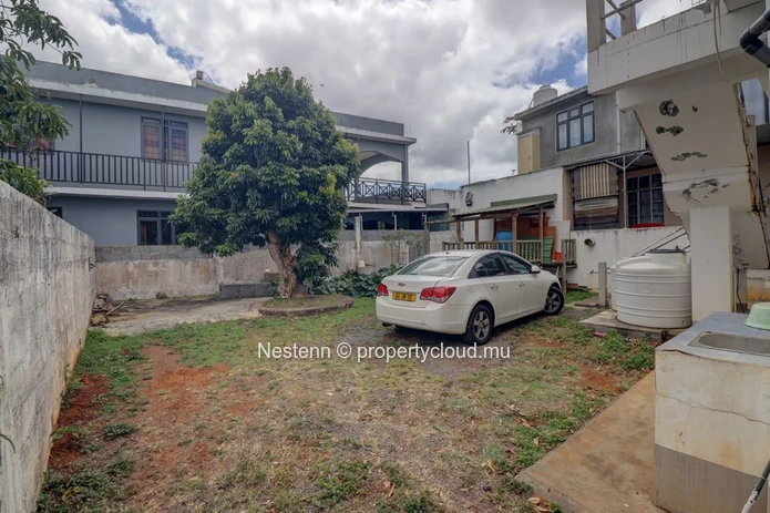 Charmante maison au rez-de-chaussée avec espace jardin – Proche du pont SAJ