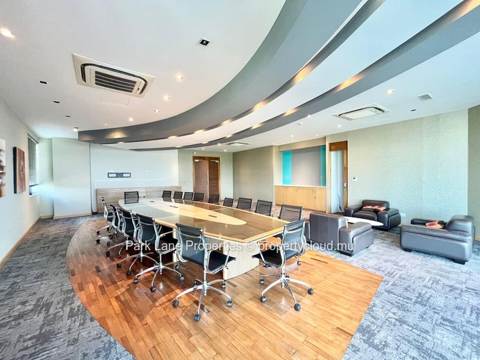 Bureau meublé de 998 m² prêt à être occupé à Ebene