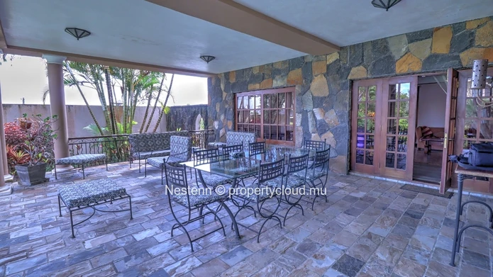4-bedroom villa with a 2110m² garden, private pool, rustic and modern charm