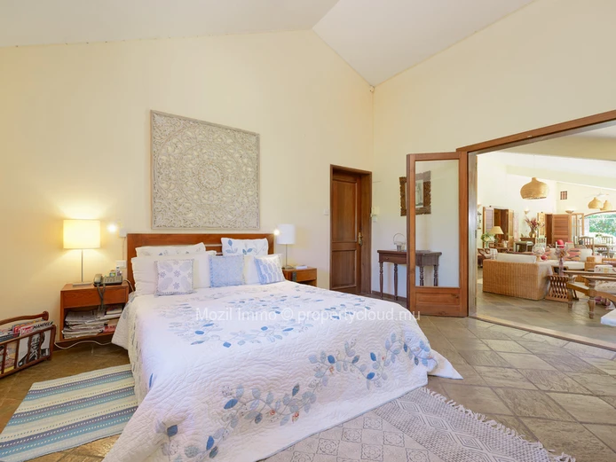 Charming and spacious 4 bedroom villa, Calodyne