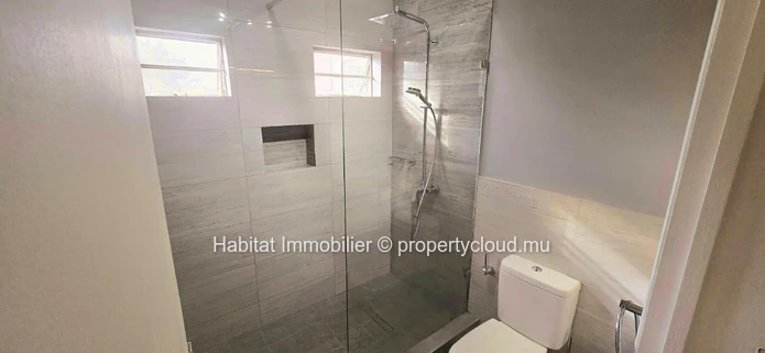 A louer : Charmante maison pieds dans l'eau, meublée et équipée de 164 m² sur un terrain de 316 m², idéalement située...