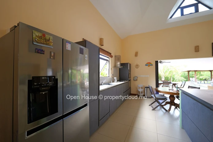 Villa à vendre à Rivière Noire, 320m² habitables, terrain de 1.470m², 5 chambres, bureau, piscine privée. Prix : 900 ...