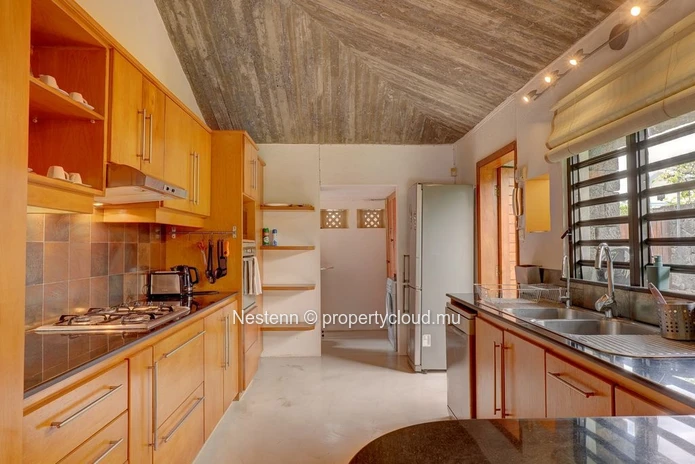 Bright 3-bed Balinese villa at Pointe d'Esny
