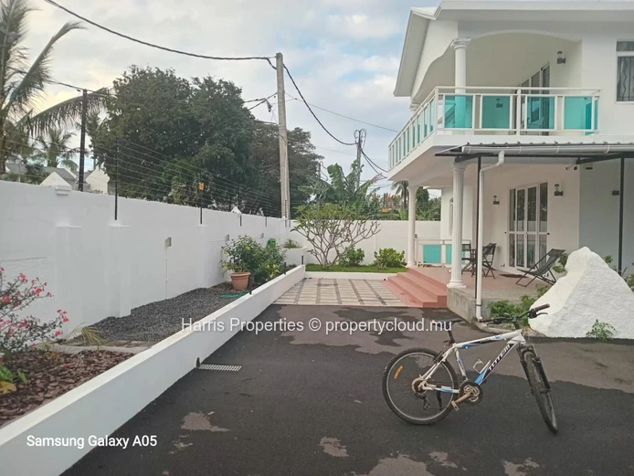 Villa entièrement rénovée à louer à Roches Noires