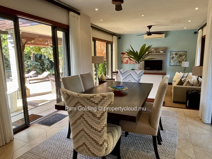 Magnifique maison avec oasis de jardin et piscine.