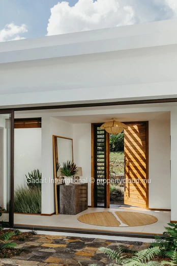 Villa de Luxe de Plain-Pied à Vendre à Bel Ombre – Piscine à Débordement de 14 Mètres et Domaine Golfique Prestigieux...