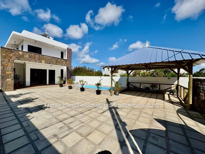 Belle villa 3 chambres et 3 salles de bains, piscine et jardin a pereybere