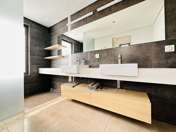 Contemporary Villa In A Secure Residence