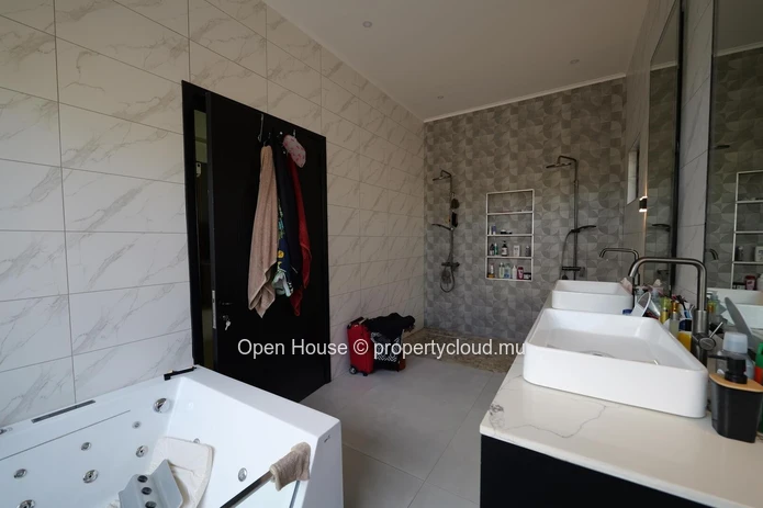 PDS villa for sale in Grand Baie, 214m² living space, 527m² land, 3 bedrooms, private pool, luxurious interior and ex...