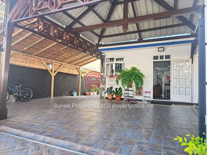 Family home | 4 Bedrooms | 500m from the beach