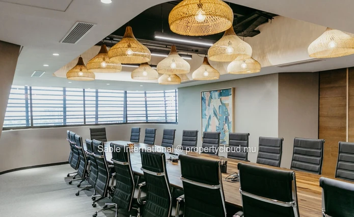 Bureau à vendre à Grand Baie, 1400m², 2 bureaux, parking sécurisé, proche commodités.