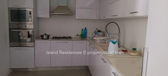 Furnished apartment with 3 bedrooms, a large covered terrace and parking space