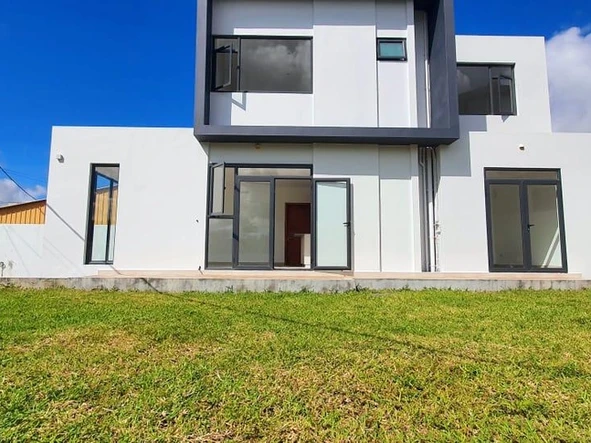 FOR SALE - Newly built unfurnished contemporary house of 125 m2 on a plot of land of 60 toises located in Highlands