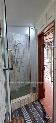 Ideal house for remote work with office, private pool, close to beach, shops and public transport.
