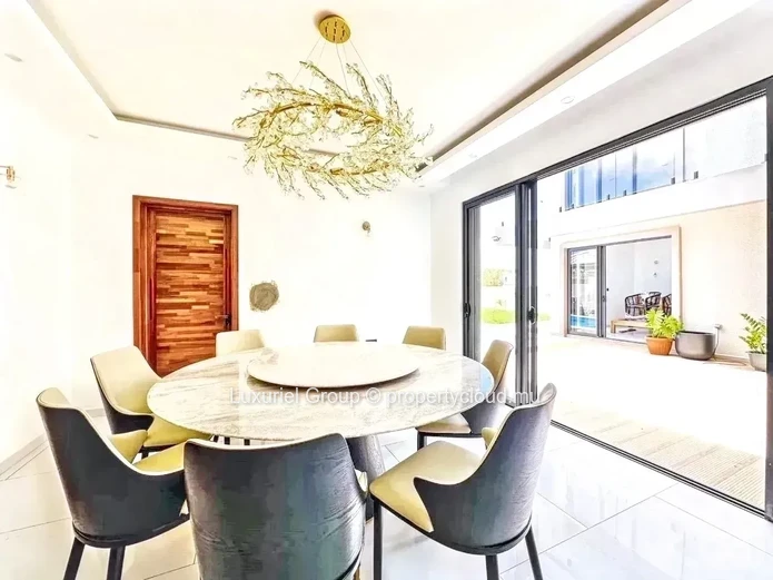 Contemporary Villa T5 Quality Furniture 4Bed Swimming Pool Kiosk