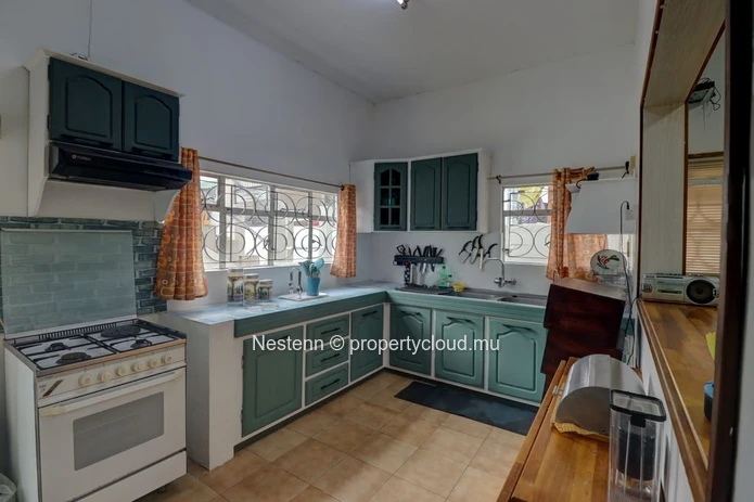 Charmante maison au rez-de-chaussée avec espace jardin – Proche du pont SAJ