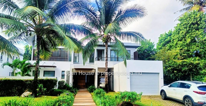 Villa de 485m2 au coeur du domaine de Mon Choisy, Golf, piscine, salle de sport, centre équestre, accès à la plage. 4...