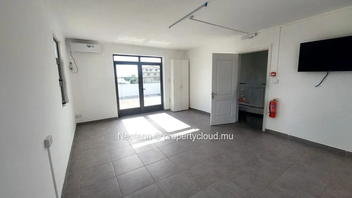 Commercial space for rent in Mon Choisy – Prime location near the golf course