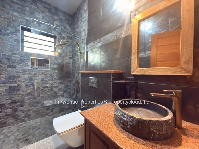Highlands - 5-Bedroom Family House with Attached Independent Apartment