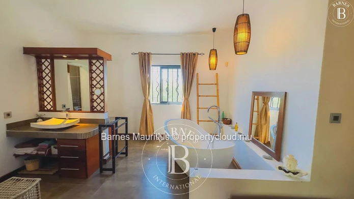 CAP MALHEUREUX – Tropical Family Villa with Thatched Roof – 4 Bedrooms