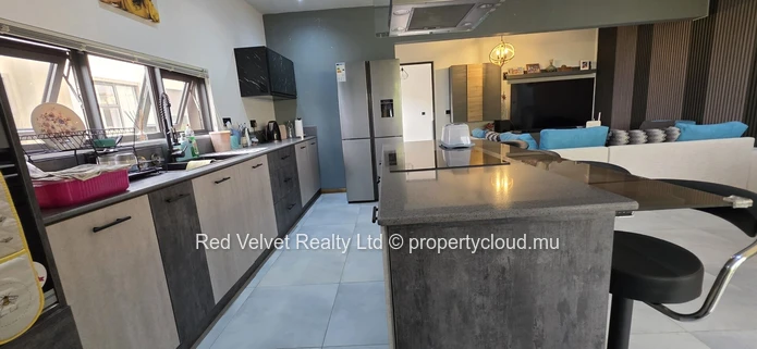 Luxury Furnished 3-Bedroom Townhouse with Rooftop Terrace and Jacuzzi – Flic en Flac | Rs 15M