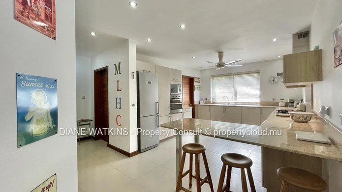 Penthouse en bord de mer à vendre à Rivière Noire | 3 chambres, vue sur la mer et terrasse spacieuse