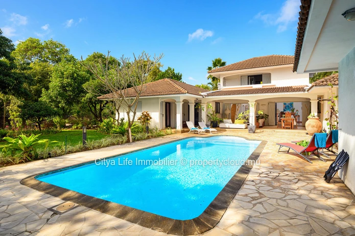 Maison meublée à louer à Calodyne, 406m² sur terrain de 2.500m², 4 chambres, piscine privée, garage, jardin, veranda....