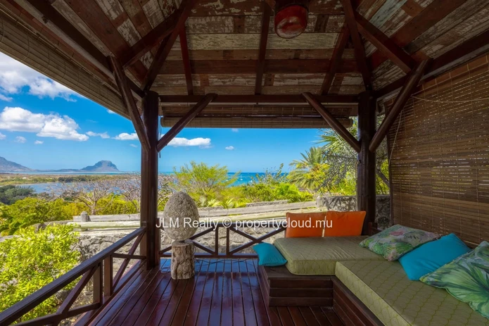 Villa d’exception avec vue panoramique sur le lagon et Le Morne à vendre à Rivière Noire, Ile Maurice