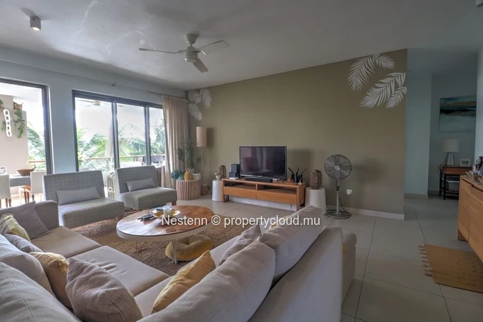Modern and well-designed 3-bedroom penthouse a few minutes walk from the beach