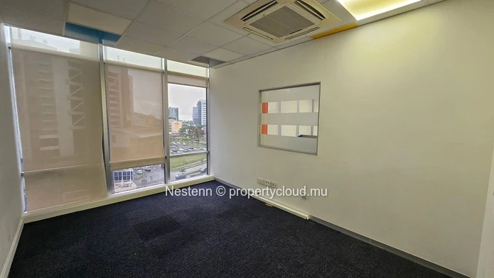 Espace bureau de 1 086 m² dans un centre d'affaires recherché. 