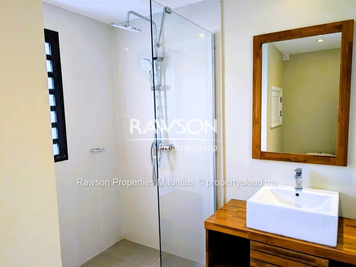 Appartement Duplex Entièrement Meublé À Vendre À Trou Aux Biches — Mur