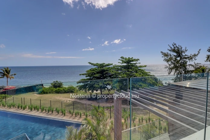 Modern duplex apartment with sea view and beach access