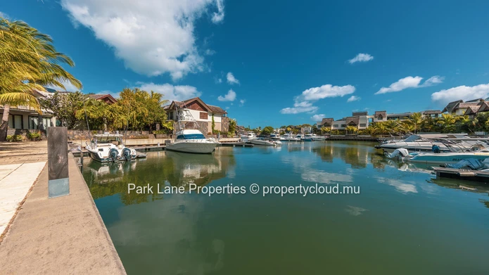 Townhouse de Prestige à La Marina avec Terrasse, Piscine et Amarrage privé de 11m