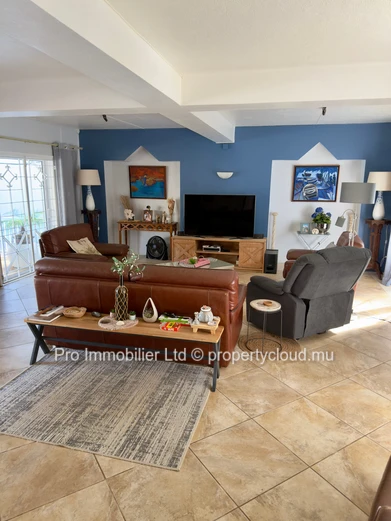 Maison familiale chaleureuse et spacieuse, conçue par un architecte ,  À vendre à Roches Noires
